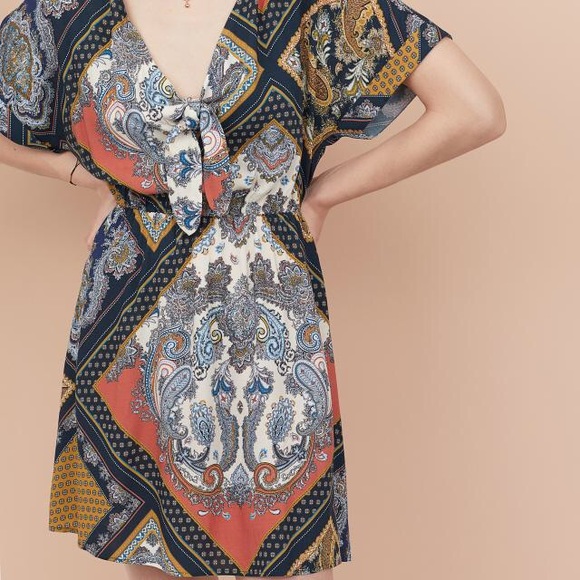 Front tie patterned V-neck dress - Picture 2 of 6